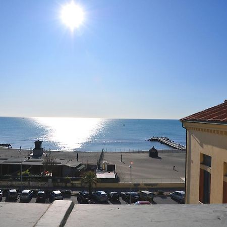 Litus Roma Hostel ลิโด ดิ ออสเตีย ภายนอก รูปภาพ View of the sea from the town hall