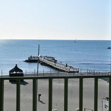 Litus Roma Hostel ลิโด ดิ ออสเตีย ภายนอก รูปภาพ The pier at the end of the promenade