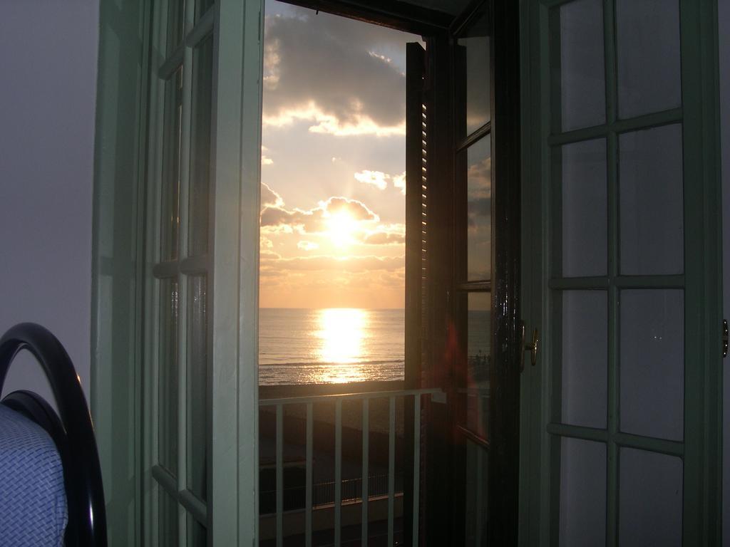 Litus Roma Hostel ลิโด ดิ ออสเตีย ภายนอก รูปภาพ Sunset from the lighthouse