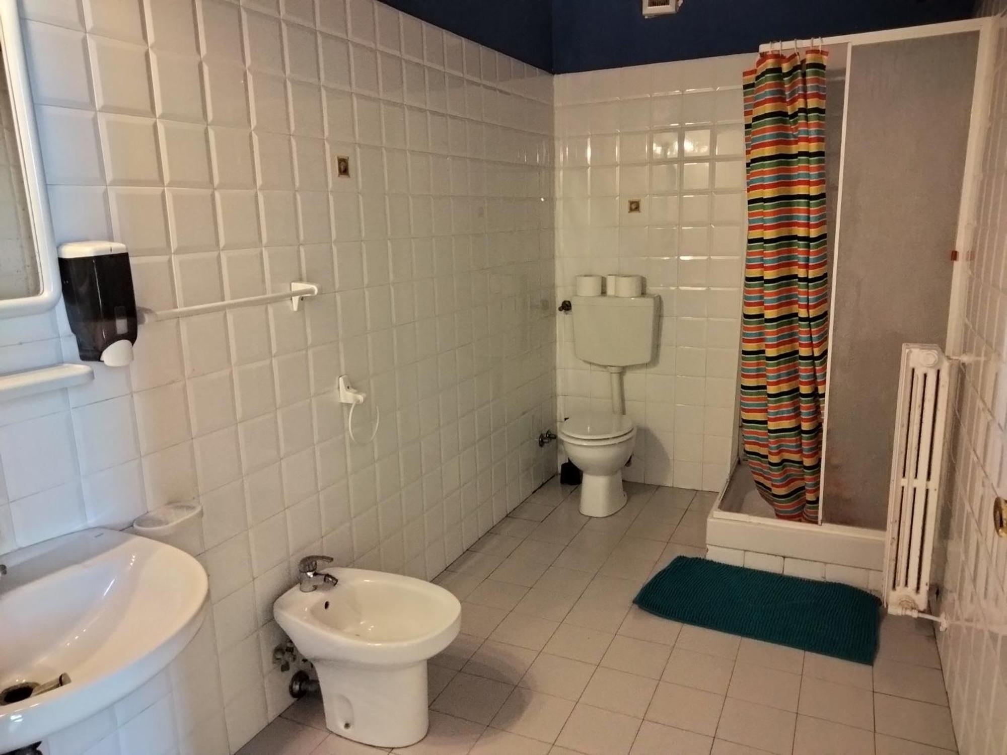 Litus Roma Hostel ลิโด ดิ ออสเตีย ภายนอก รูปภาพ Bathroom with shower enclosure