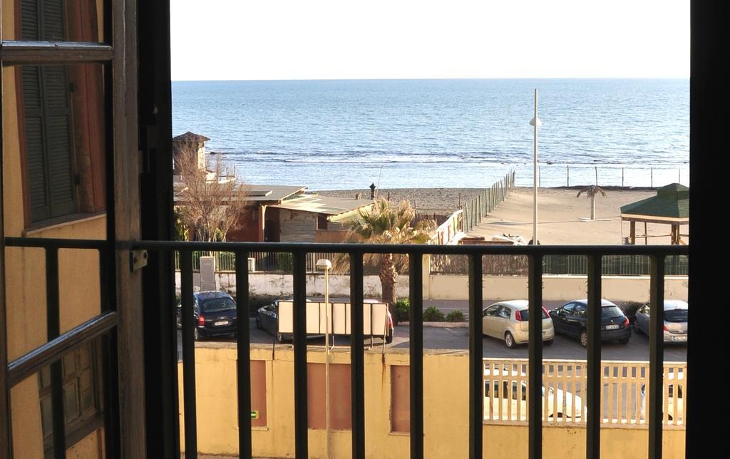 Litus Roma Hostel ลิโด ดิ ออสเตีย ภายนอก รูปภาพ View of the sea from a balcony in the city