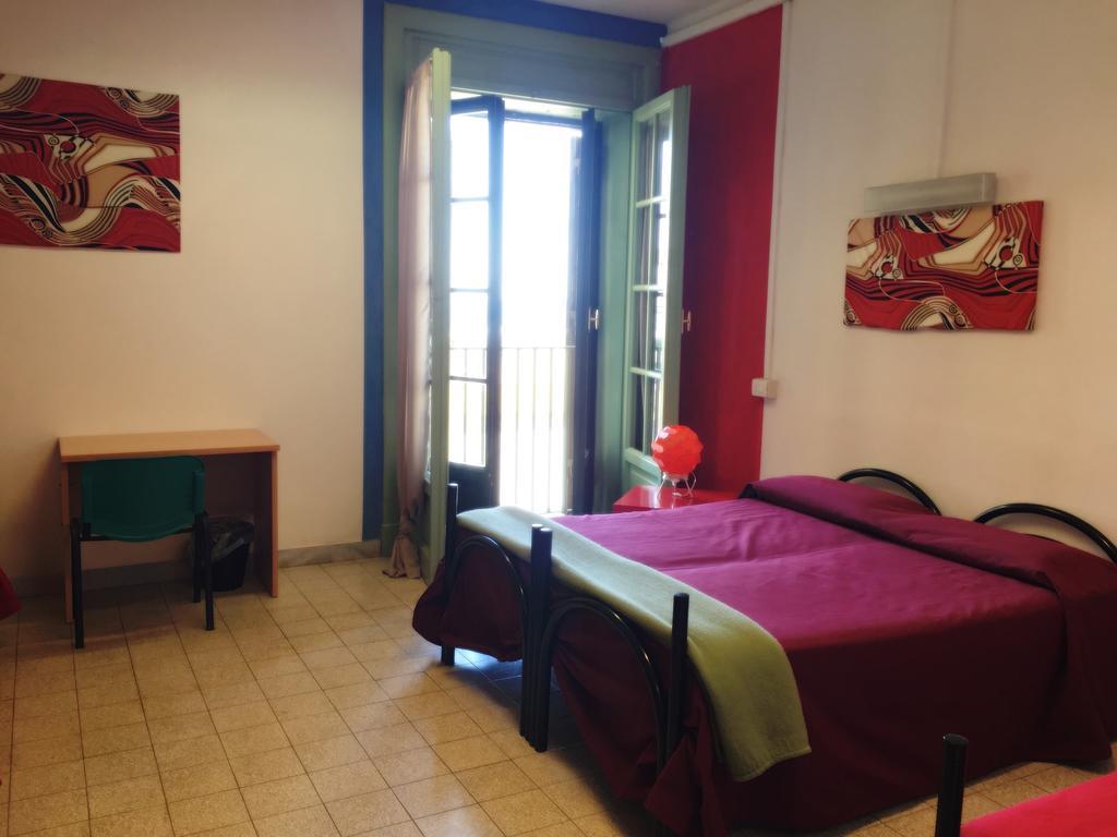 Litus Roma Hostel ลิโด ดิ ออสเตีย ภายนอก รูปภาพ A typical room at the hostel