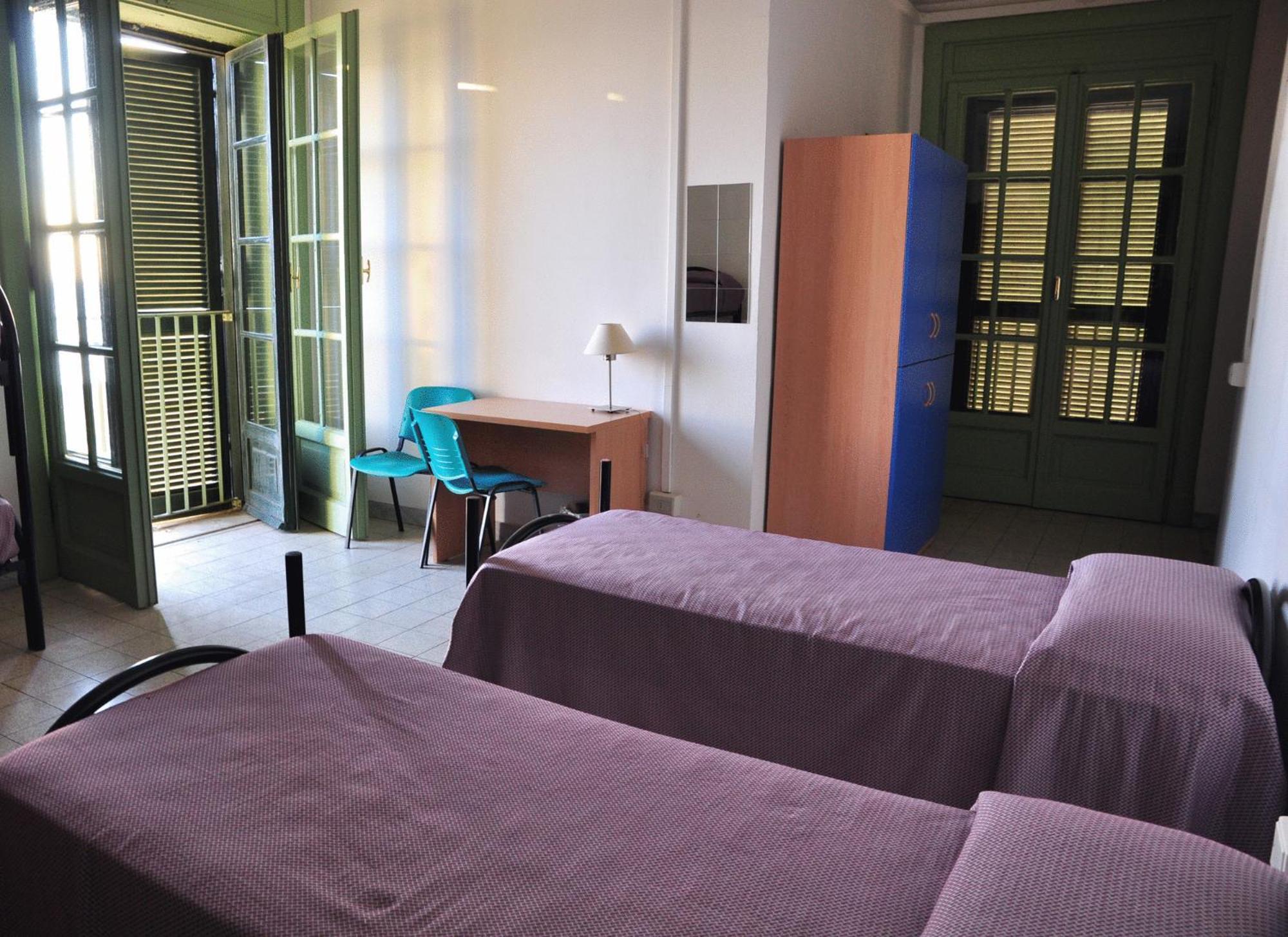 Litus Roma Hostel ลิโด ดิ ออสเตีย ภายนอก รูปภาพ A typical bedroom in a residence hall