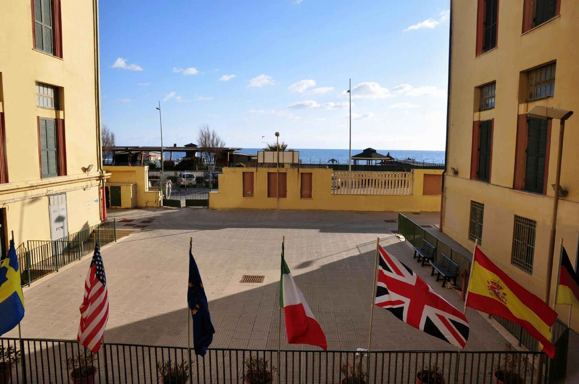 Litus Roma Hostel ลิโด ดิ ออสเตีย ภายนอก รูปภาพ The courtyard of the International School of Rome