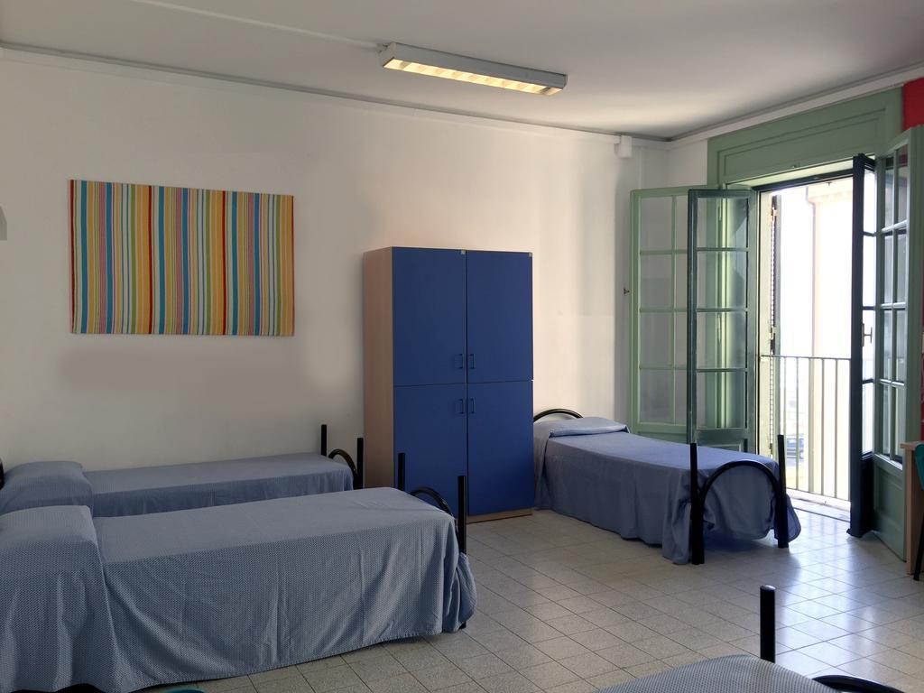 Litus Roma Hostel ลิโด ดิ ออสเตีย ภายนอก รูปภาพ A typical bedroom in a residence hall