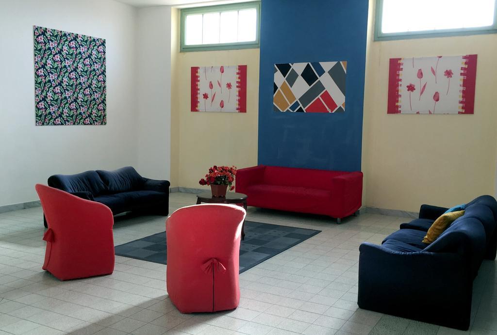 Litus Roma Hostel ลิโด ดิ ออสเตีย ภายนอก รูปภาพ The interior of the gallery