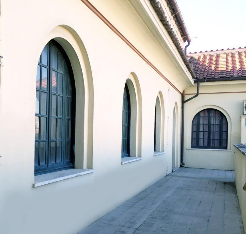 Litus Roma Hostel ลิโด ดิ ออสเตีย ภายนอก รูปภาพ The windows of the museum