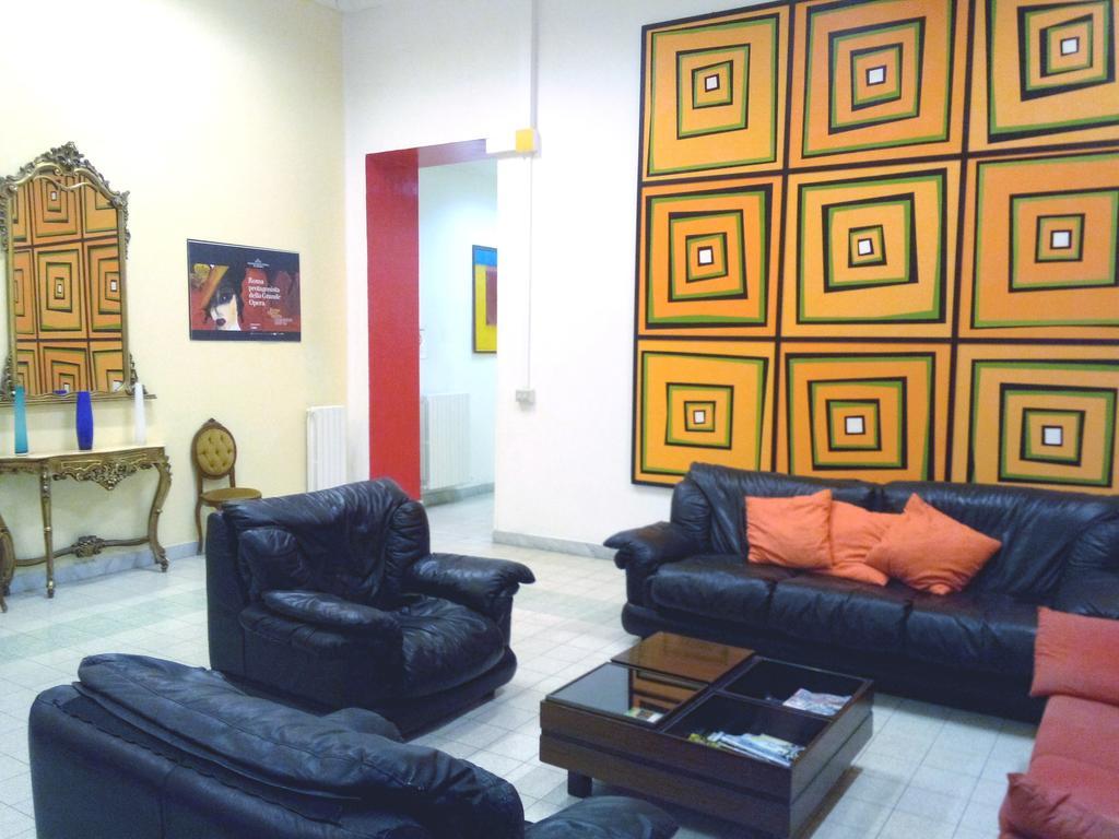 Litus Roma Hostel ลิโด ดิ ออสเตีย ภายนอก รูปภาพ The waiting room of a private clinic in Madrid, Spain