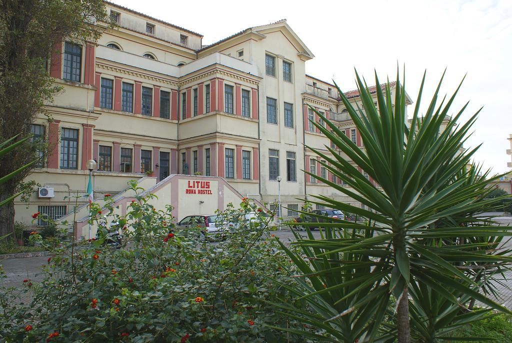 Litus Roma Hostel ลิโด ดิ ออสเตีย ภายนอก รูปภาพ The main building of the university