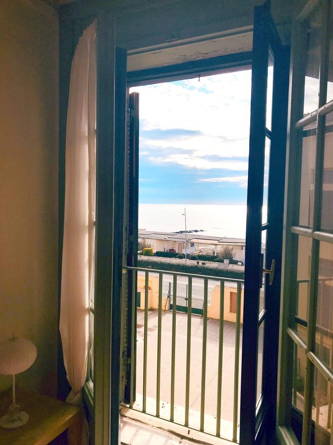 Litus Roma Hostel ลิโด ดิ ออสเตีย ภายนอก รูปภาพ View from the balcony of a cell at the prison