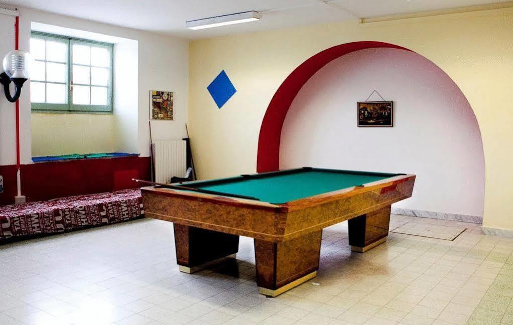Litus Roma Hostel ลิโด ดิ ออสเตีย ภายนอก รูปภาพ A pool table