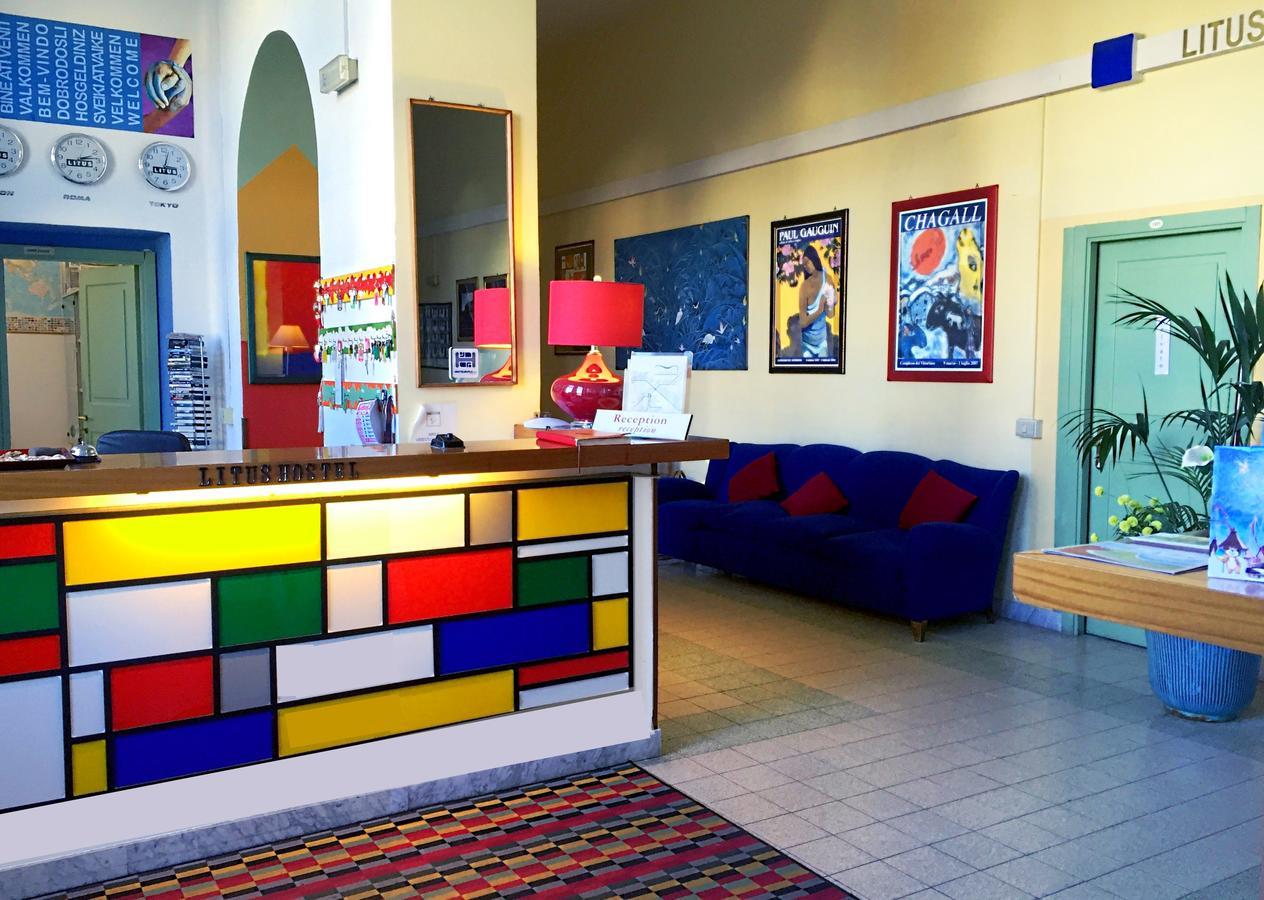 Litus Roma Hostel ลิโด ดิ ออสเตีย ภายนอก รูปภาพ The lobby of the hotel