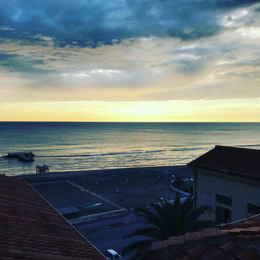 Litus Roma Hostel ลิโด ดิ ออสเตีย ภายนอก รูปภาพ Sunset at the beach of San Benedetto del Tronto