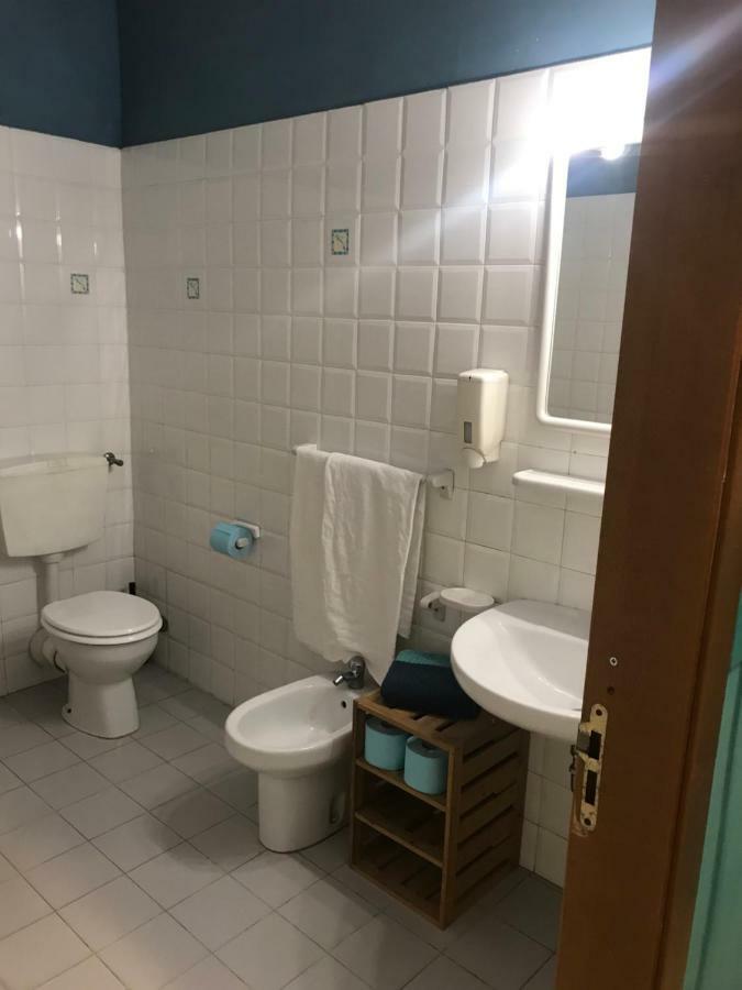 Litus Roma Hostel ลิโด ดิ ออสเตีย ภายนอก รูปภาพ Bathroom in Italy